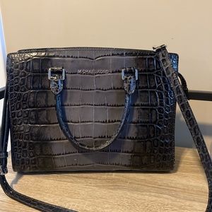 MK purse new with out tags. Excellent condition. Only used a few times.